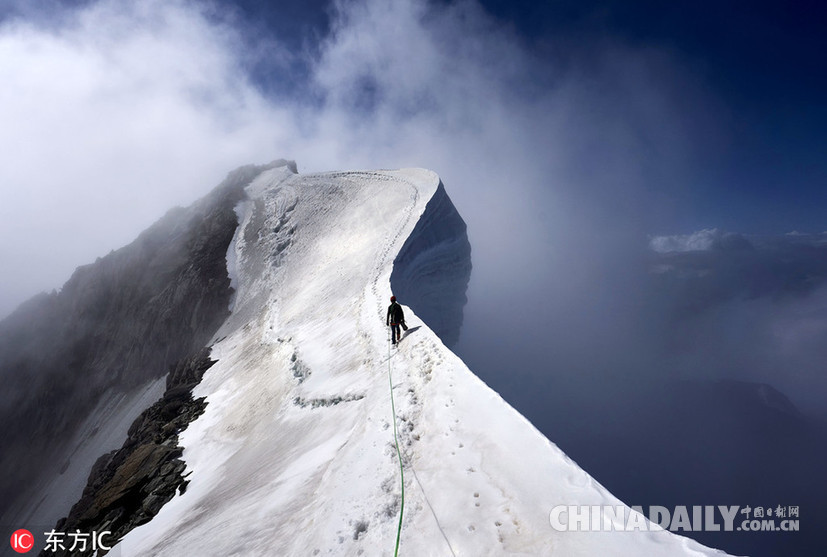 死亡挑戰(zhàn)！膽肥牛人勃朗峰上挑戰(zhàn)懸崖跳傘