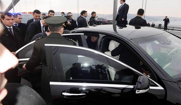 土耳其男子欲跳橋自殺 總統碰巧經過將其勸下