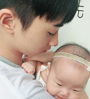 伊能靜抱女兒現(xiàn)身 小米粒模樣神似奶奶