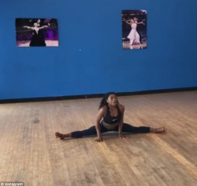 看著都疼！奧運冠軍“腳滑”劈叉痛到叫出來