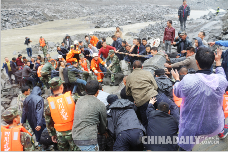 四川茂縣山體垮塌后續(xù):軍民協(xié)作搶險(xiǎn)救援