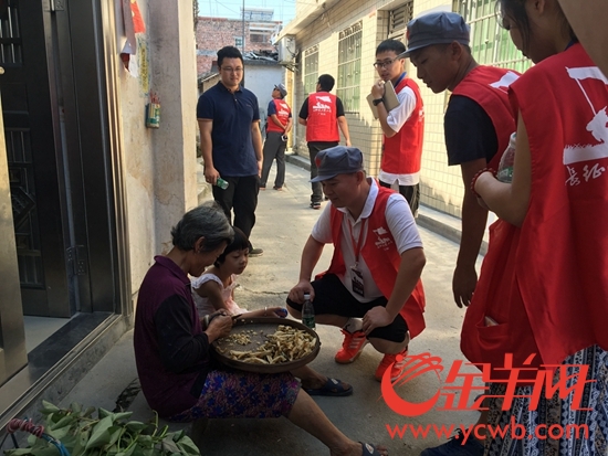 采訪團記者與城口鎮人民深入交流。 【網絡媒體走轉改】千畝皇帝柑助力奔小康 城口恩村精準扶貧初見效