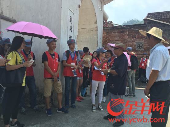 當地干部介紹恩村精準扶貧相關情況。 【網絡媒體走轉改】千畝皇帝柑助力奔小康 城口恩村精準扶貧初見效