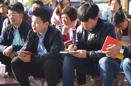 【領(lǐng)航新征程】這個鄉(xiāng)鎮(zhèn)成立了“板凳講習所”宣傳十九大精神,可能是全國第一家!