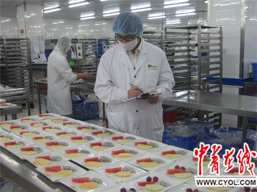 全程冷鏈制作,車間空氣都得符合衛生標準【十九大精神進央企】漲姿勢!帶你看一頓航空飛機餐是怎樣誕生的?